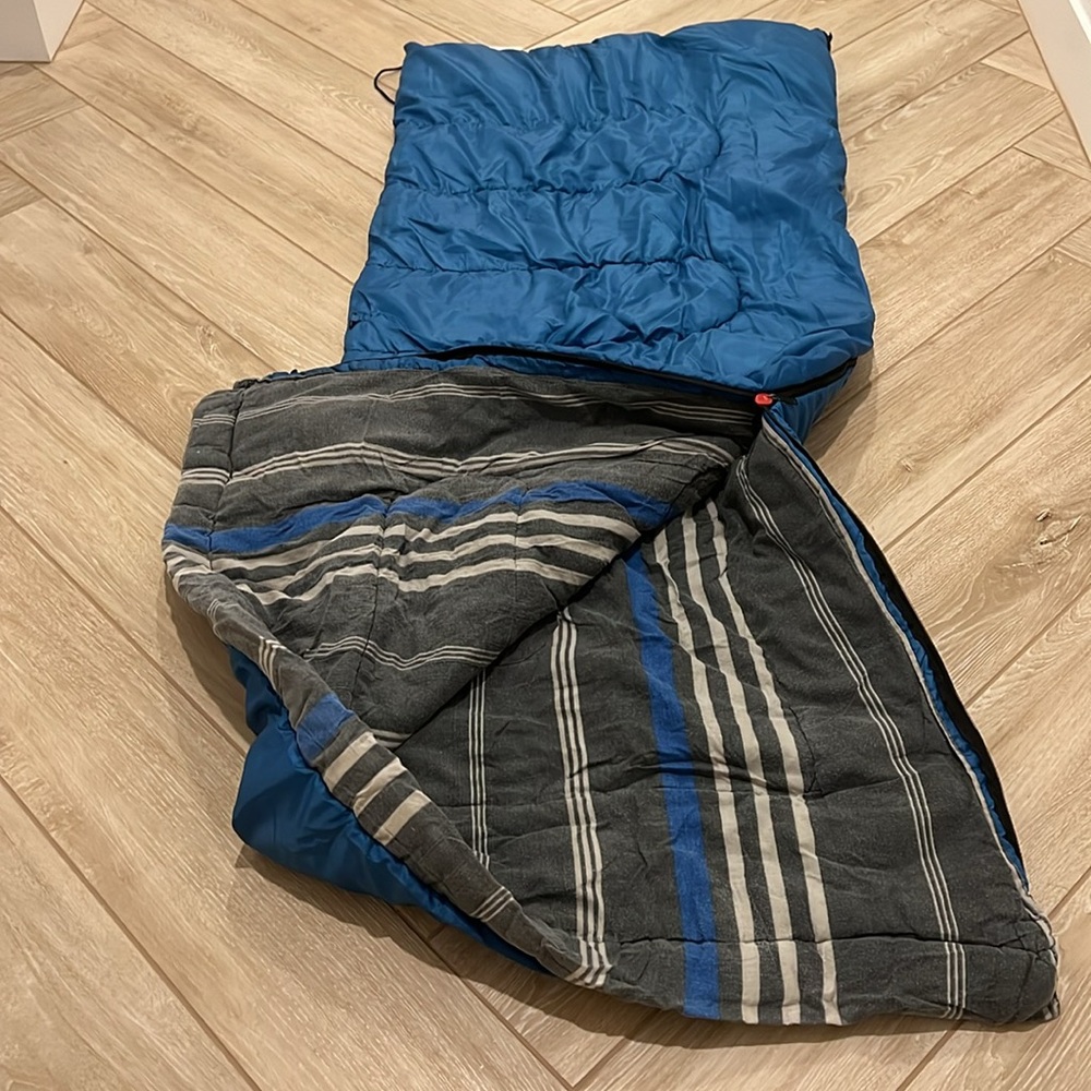 Coleman Alpine 40 Degrees F Sleeping Bag | Blue Exterior, Gray & Blue Lining - Picture 5 of 7